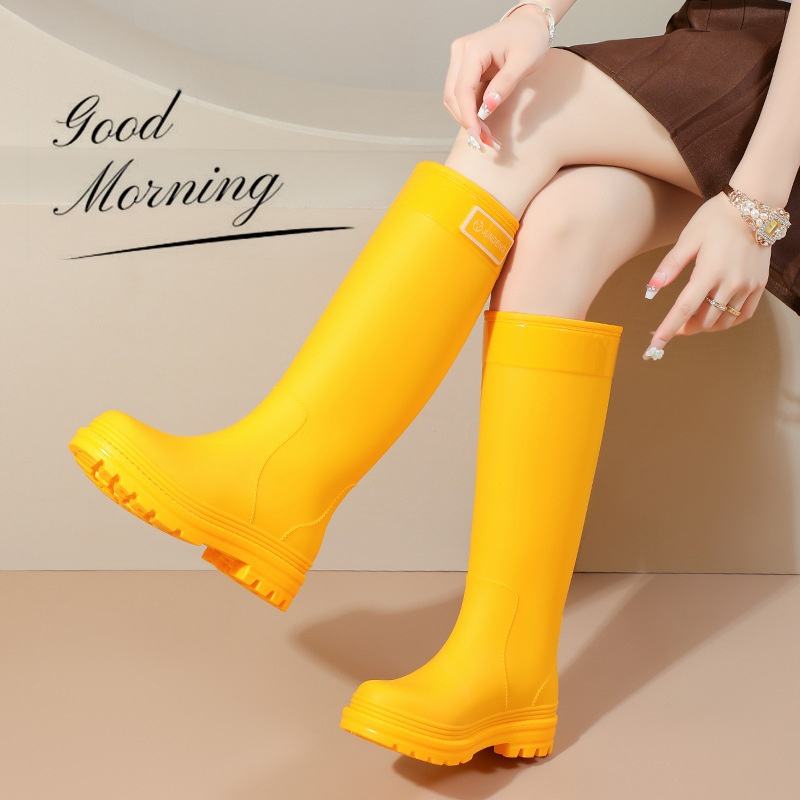 30dbe9af-04d4-49c0-93a8-203a0ccf1bd7_siaradwyr-ffeministiaid-hir-pvc-buwtiau-glaw-fyddin-dylunio-annibynol-ddiogel-wrth-gwaith-cegin.jpg